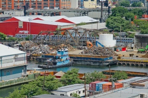 On this Maritime Sunday, witness the struggles of the Thomas D. Witte tug as it manages a barge into place on the lamentable Newtown Creek. That’s the City’s “Newtown Creek Dock”, tenanted by the mill of the titanic SimsMetal operation.http://newtownpentacle.com/